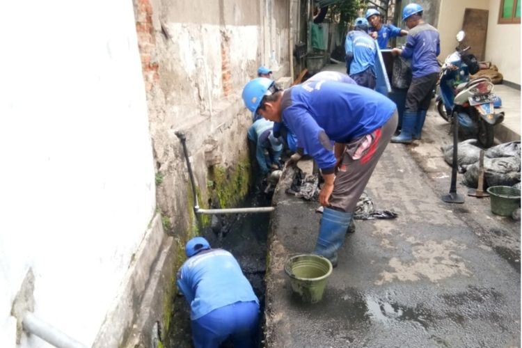 Petugas SDA Jakarta Timur saat menguras saluran air di wilayah RW 010, Kelurahan Utan Kayu Utara, Matraman, Jakarta Timur, Senin (17/2/2020).