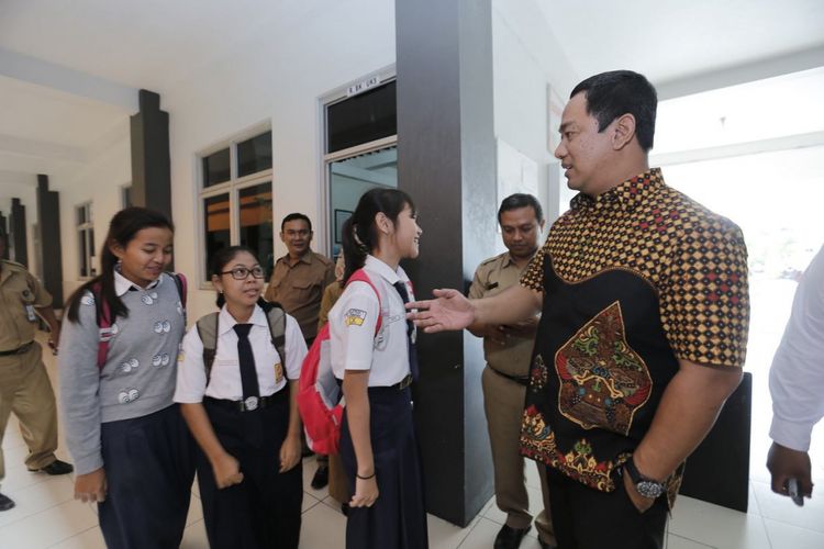 Hari ini, Wali Kota Hendrar yang karib disapa Hendi ini bertandang meninjau pelaksanaan UNBK SMP. Ujian itu dilaksanakan oleh 170 SMP dan 35 MTs di seluruh Kota Semarang.