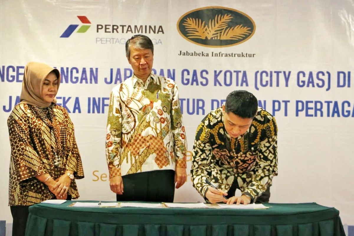 Direktur Utama PT Jababeka Infrastruktur Tjahjadi Rahardja bersama Direktur PT Jababeka Infrastruktur, Sutedja Sidarta Darmono dan President Director PT Pertagas Niaga (PTGN) Linda Sunarti menandatangani perjanjian kerja sama Pengelolaan dan Pengembangn Jaringan Gas Kota Bekasi, Selasa (25/2/2020).