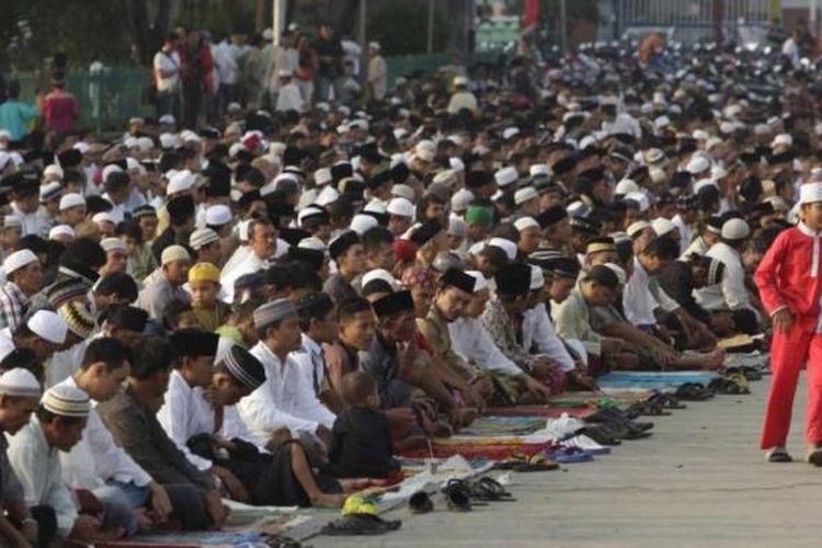 Warga menjalankan shalat Idul Fitri di Pelabuhan Sunda Kelapa, Jakarta, Kamis (8/8/2013). Setelah menjalankan ibadah puasa selama 1 bulan, umat Islam merayakan Hari Raya Idul Fitri 1434 Hijriah.