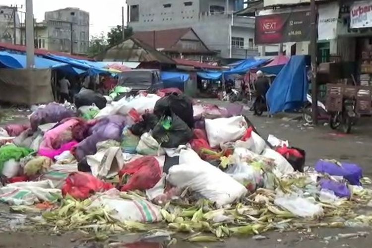 Sampah yang menumpuk jalanan di Kabupaten Polewali Mandar, Sulawesi Barat.