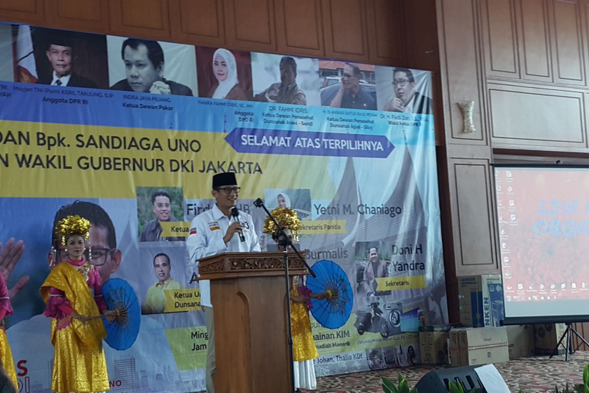 Calon wakil gubernur DKI Jakarta Sandiaga Uno memberikan sambutan dalam acara tasyakur Dunsanak Anies-Sandi di Is Plaza, Jakarta Timur, Minggu (30/4/2017).