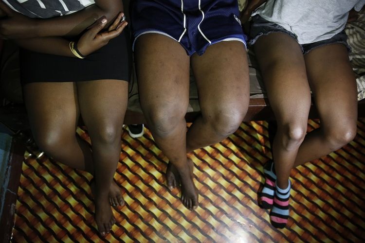Gadis remaja yang menjadi pekerja seks setelah sekolah di Kenya ditutup pada Maret karena larangan virus corona, duduk di kamar sewaan tempat mereka bekerja di Nairobi, Kenya Kamis, 1 Oktober 2020.