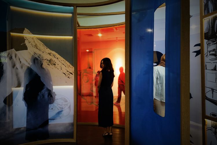 Pengunjung di pameran seni Chronospira di Artotel Gelora Senayan, Minggu (27/7/2025). 