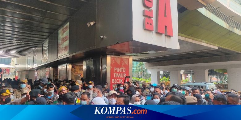 Penuh Sesak, Pengunjung Pasar Tanah Abang Hampir 200 Persen dari Kapasitas!