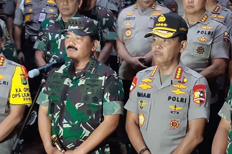 Panglima TNI Marsekal Hadi Tjahjanto di Polda Metro Jaya, Jakarta, Selasa (31/12/2019) malam.