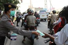 Kabut Asap, Puluhan Polwan Bagi-bagi Masker di Pontianak 