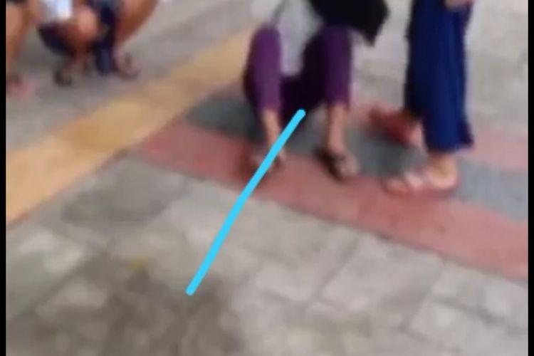 Tangkapan layar video aksi bullying yang dialami seorang remaja putri di area alun-alun Gresik.