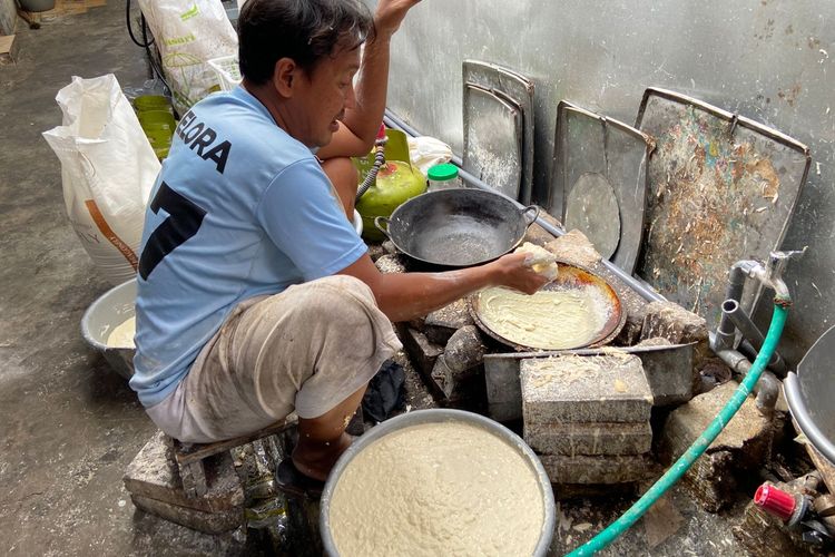 Arif, pemasak kulit lumpia milik Sukarsipah dan Kusno.