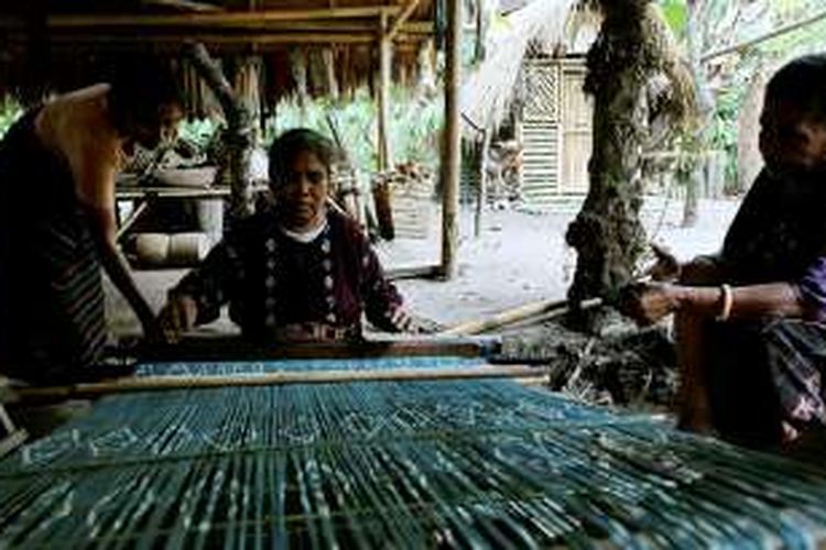 Tiga ibu-ibu warga desa Nita menyeleseikan pembuatan kain tenun dengan cara tradisional di sanggar tenun ikat pimpinan Alfonsa Horeng di Nita Pleat, Desa Nita, Sikka, Flores, Nusa Tenggara Timur, Kamis (4/8/2016). Sanggar ini menjadi wadah ibu-ibu penenun tradisional yang tinggal disekitar tempat ini. Wisatawan yang berkunjung dapat berinteraksi, serta mempelajari langsung proses pembuatan kapas menjadi kain yang melewati 45 tahap.