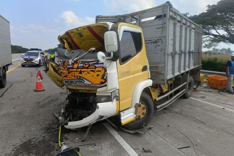 Hiace Tabrak Truk di Ruas Tol Madiun, 2 Orang Tewas dan 5 Terluka