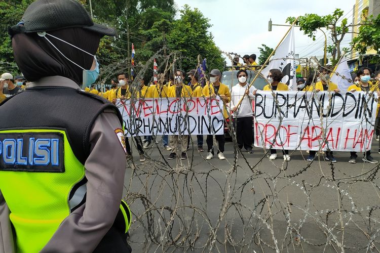 BEM mahasiswa Unsoed menggelar demonstrasi bersamaan dengan pengukuhan profesor kepada Jaksa Agung ST Burhanuddin di Unsoed Purwokerto, Jawa Tengah, Jumat (10/9/2021).