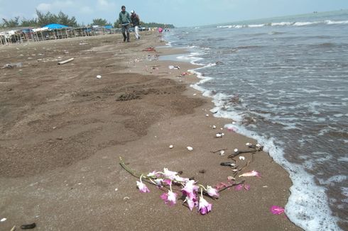 Kecewa Lion Air, Keluarga Korban Pesawat Jatuh Pilih Tabur Bunga di Pantai Tanjungpakis