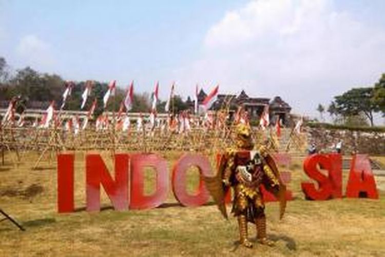 Ratusan bendera Merah Putih dikibarkan di depan Istana Ratu Boko untuk memperingati HUT ke-70 RI, Senin (17/8/2015).