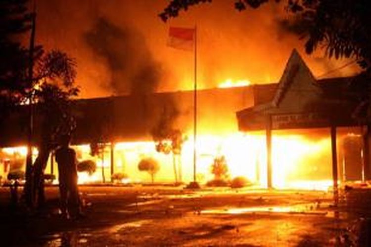 Kantor Lembaga Pemasyarakatan (Lapas) Klas I Tanjung Gusta, Medan, terbakar, Kamis (11/7/2013) malam. Lapas diduga dibakar sekelompok narapidana akibat adanya pemadaman listrik dan matinya air PDAM dalam Lapas. Diduga sekitar 300 napi berhasil kabur.