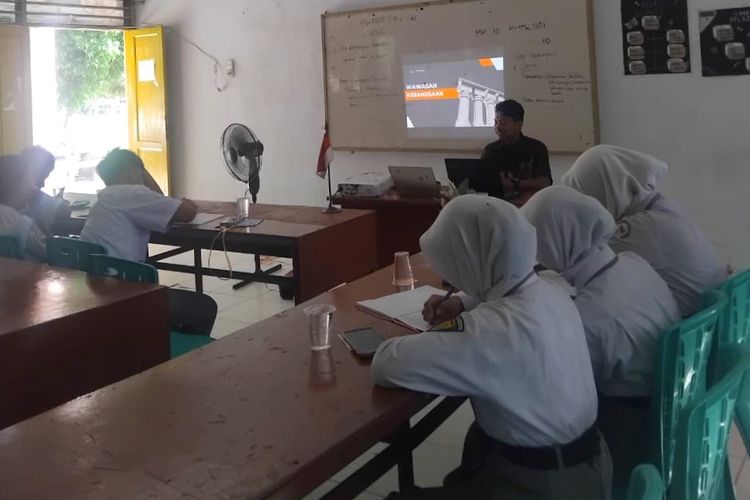 Upah Rendah, Panji Muhammad Memilih Banting Setir dari Guru Honorer Jadi Karyawan Gudang Minimarket