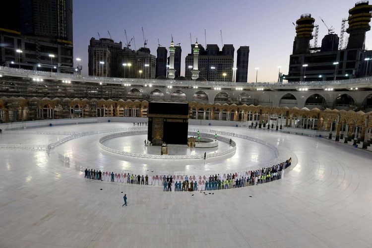 Suasana shalat tarawih yang digelar terbatas bagi petugas setempat di depan Kakbah, Masjidil Haram, Mekah, Arab Saudi, pada hari pertama bulan suci Ramadhan di tengah pandemi virus corona (Covid-19), Jumat (24/4/2020). Di tengah pandemi Covid-19, Ramadhan tahun ini berlangsung dengan suasana sepi, berbeda dengan tahun-tahun sebelumnya.