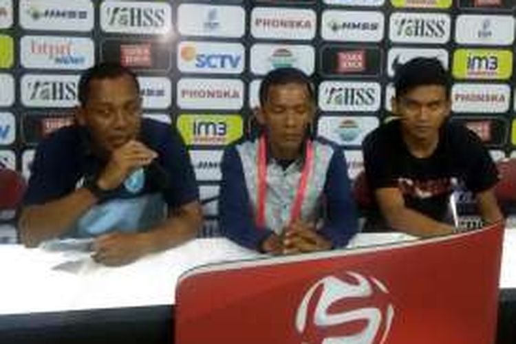 Pelatih caretaker Persela Lamongan Ragil Sudirman (kiri), dalam sesi jumpa pers selepas pertandingan, Jumat (9/9/2016) malam WIB.