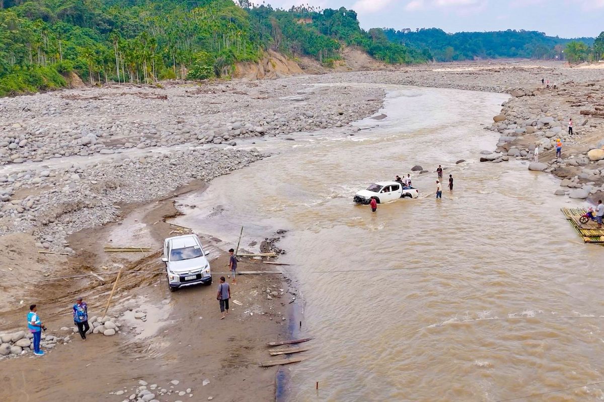 Tim gabungan Kementerian ESDM dan PLN menembus akses sungai pascabanjir untuk mengawal pendistribusian bantuan genset ke wilayah terisolir di Aceh. Upaya ini menjadi bagian dari percepatan pemulihan kelistrikan bagi warga terdampak bencana.