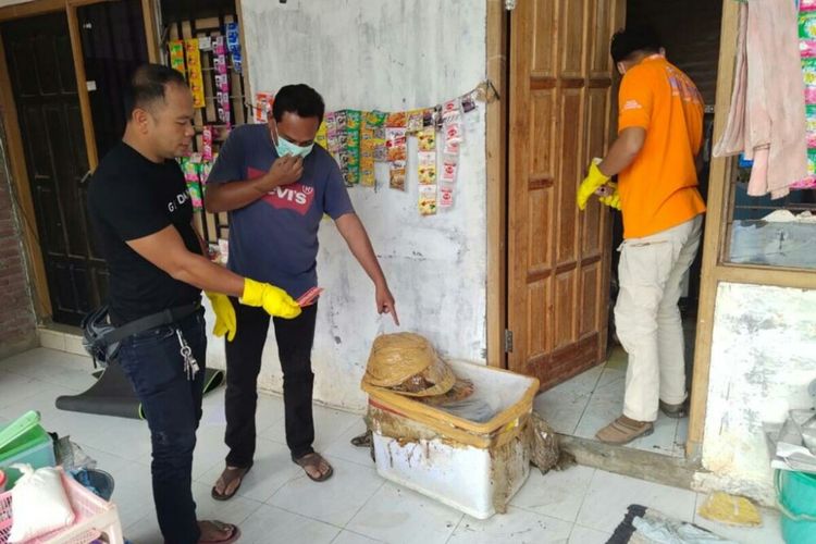 Polisi saat melakukan olah TKP ditemukan mayat seorang wanita yang jadi korban mutilasi di Sumbawa, NTB.