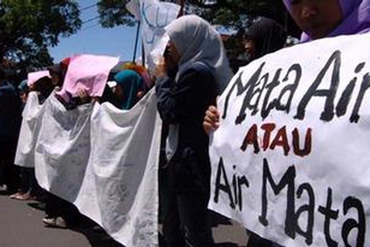 Ratusan mahasiswa dari Himpunan Mahasiswa Pengairan, Fakultas Teknik Universitas Brawijaya (UB) Malang, Jawa Timur, saat menggelar aksi dalam memperingati Hari Air Sedunia  di depan gedung DPRD Kota Malang, Kamis (22/3/2012).