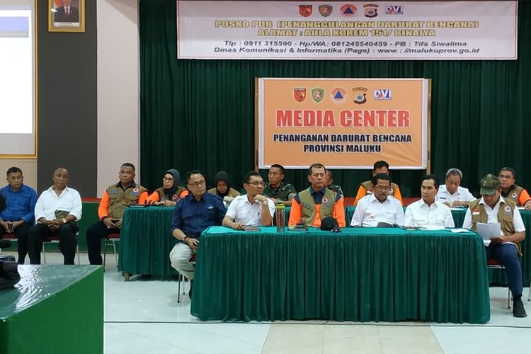 Kepala Badan Nasional Penanggulangan Bencana (BNPB) Letjen Doni Monardo bersama Wakil Gubernur Maluku, Barnabas Orno, Bupati Maluku Tengah Tuasikal Abua, Bupati Seram Bagoian Barat, Muhamad Yasin Payapo dan Wkail Wali Kota Ambon, Syarif Haadler saat memaparkan kondisi penanganan bencana gempa di Maluku di posko penanggulangan dampak bencana gempa di aula Korem 151 Binaya Ambon, Rabu (9/2019) petang