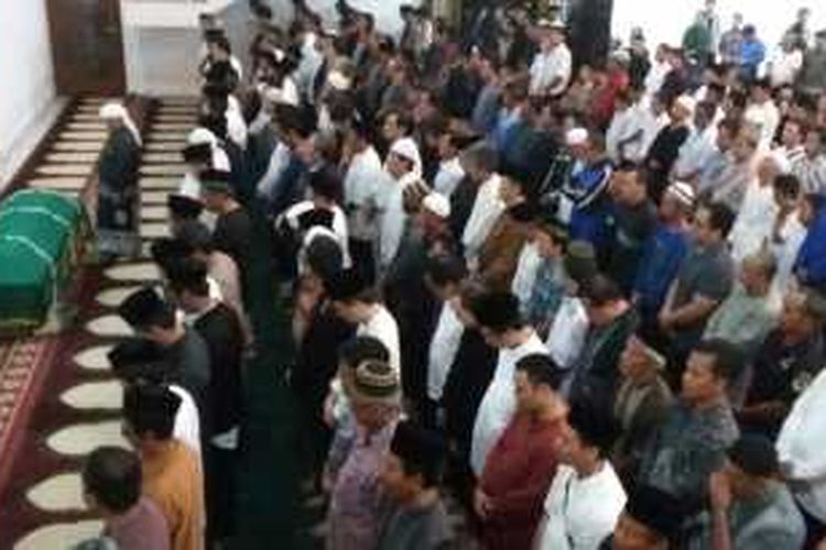 Jenazah putra Menteri Susi tiba di Masjid Agung Pangandaran dan langsung dishalatkan sekitar pukul 23.30 WIB, Minggu (24/1/2016) malam. 