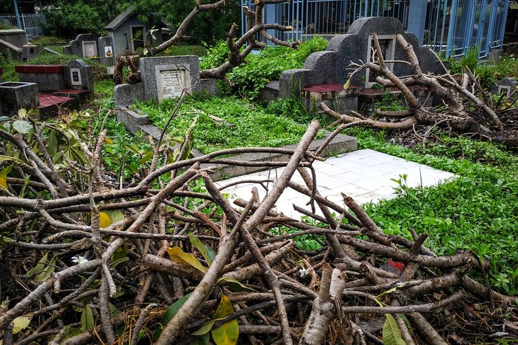 Semak belukar, potongan ranting pohon, menyelimuti nisan-nisan khas kuburan cina di TPU Penggilingan Baru, Bekasi Utara, sehari jelang Imlek 2571, Jumat (24/1/2020).