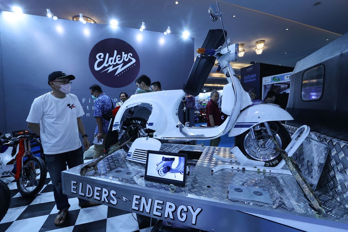 Konversi vespa klasik menjadi vespa listrik hasil modifikasi Elders Garage dipamerkan di ajang Periklindo Electric Vehicle Show (PEVS) 2022 di JIExpo Kemayoran, Kamis (28/7/2022). Butuh waktu 3 jam untuk melakukan modifikasi ini.