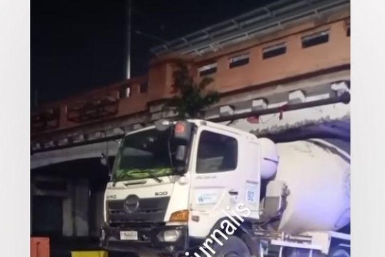 Truk Molen Nyangkut di Jembatan Matraman, Suara Benturan Bikin Warga Kaget