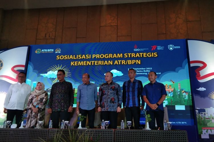 Kepala Kantor Wilayah BPN Jawa Barat Dalu Agung Darmawan, Wakil Ketua Komisi II DPR RI Saan Mustopa (tengah), Kepala BPN Karawang Humaidi, dan jajaran saat Sosialisasi Program Strategis Kementerian ATR/BPN di Hotel Swisbellin Karawang, Jumat (16/9/2022).