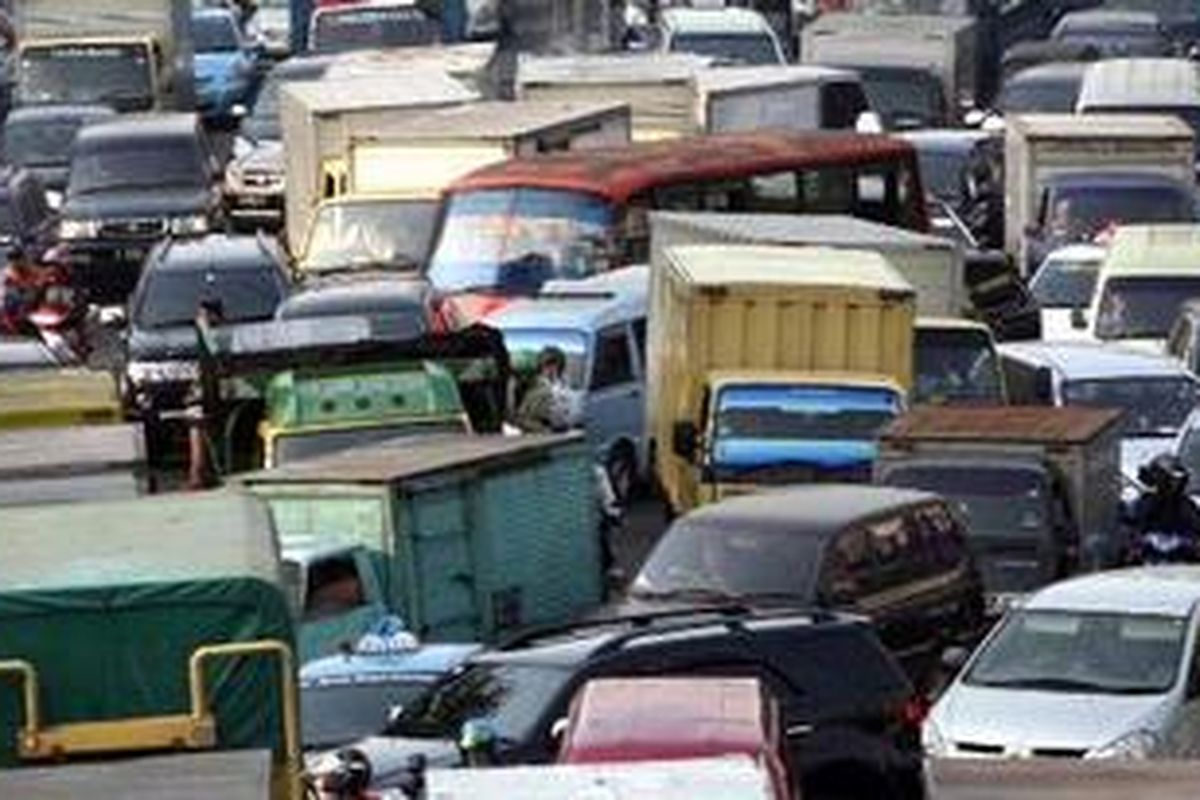 Kendaraan semerawut di tengah padatnya kemacetan di Jalan Fachrudin menuju kawasan perbelanjaan Tanah Abang, Jakarta, Senin (18/7/2011). Kemacetan terjadi akibat meningkatnya akitivitas di kawasan perbelanjaan Tanah Abang menjelang bulan Puasa.