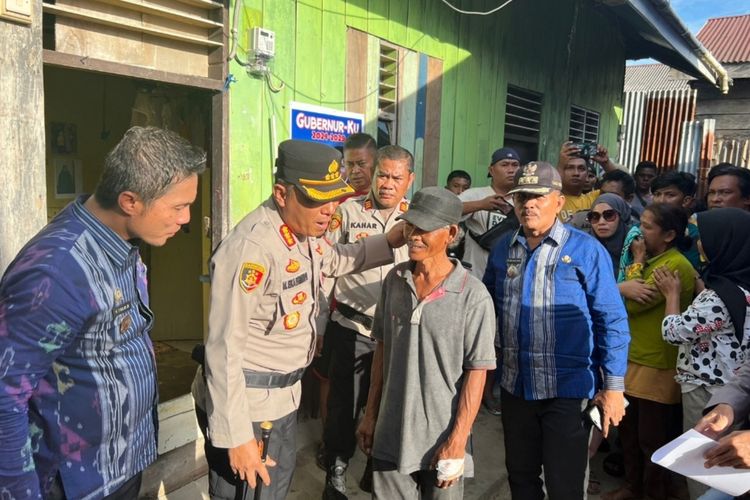 Kapolresta Kendari Kombes pol Muhammad Eka Faturahman mendatangi ayah bayi yang diculik OTK di rumahnya di Kelurahan Kendari Caddi, Kota Kendari