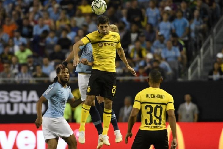 Chrstian Pulisic menyundul bola pada laga persahabatan antara Borussia Dortmund dan Manchester City di Soldier Field, 20 Juli 2018. 