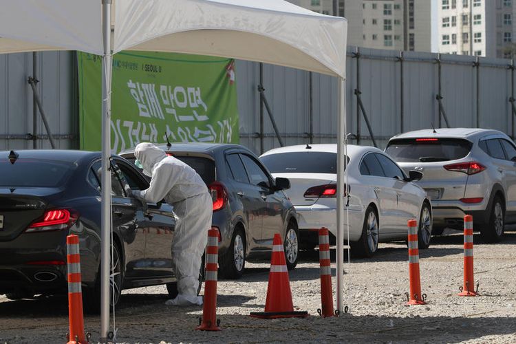 Antrean para pengendara mobil yang melakukan tes virus corona drive-thru di Seoul, Korea Selatan, Senin (16/3/2020).