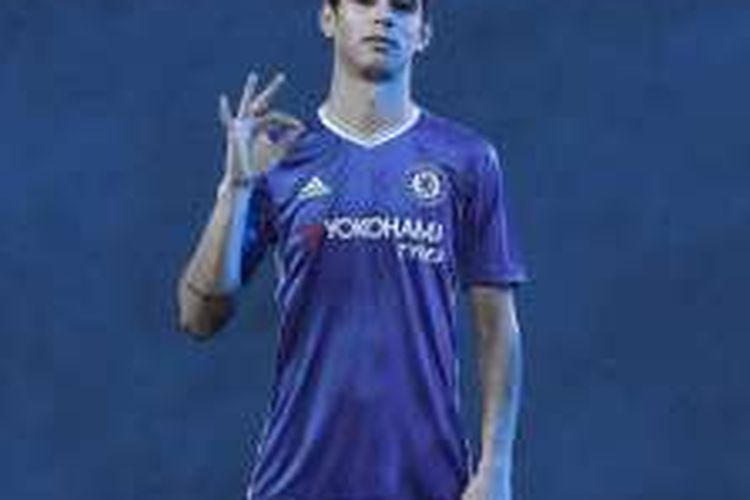 Oscar menjadi salah satu model dalam peluncuran kostum terbaru Chelsea untuk musim 2016-2017. 