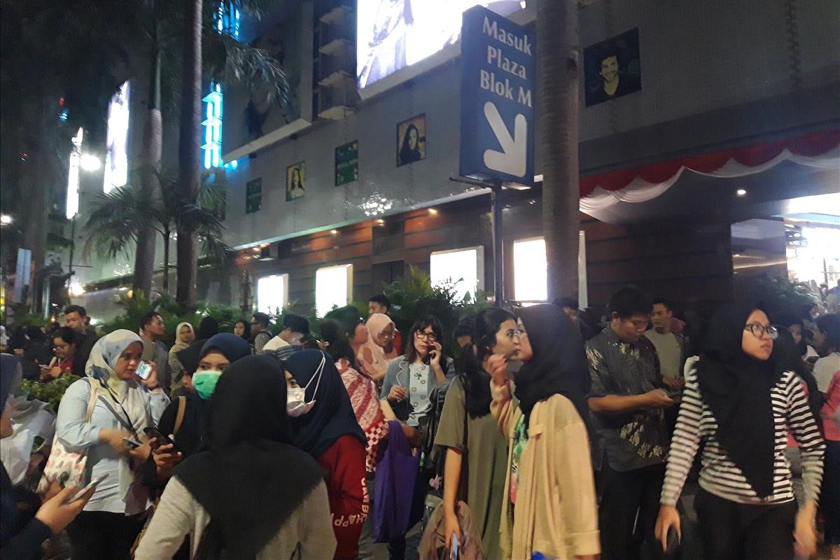 Pengunjung Plaza Blok M berhamburan keluar ketika terjadi gempa, Jakarta (2/8/2019).