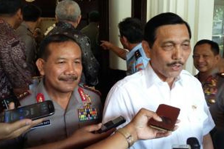 Kepala Polri Jenderal Badrodin Haiti dan Menteri Koordinator Bidang Politik Hukum dan Keamanan Luhut B Panjaitan, di Kantor Kemenko Polhukam, Jakarta Pusat, Senin (31/8/2015).