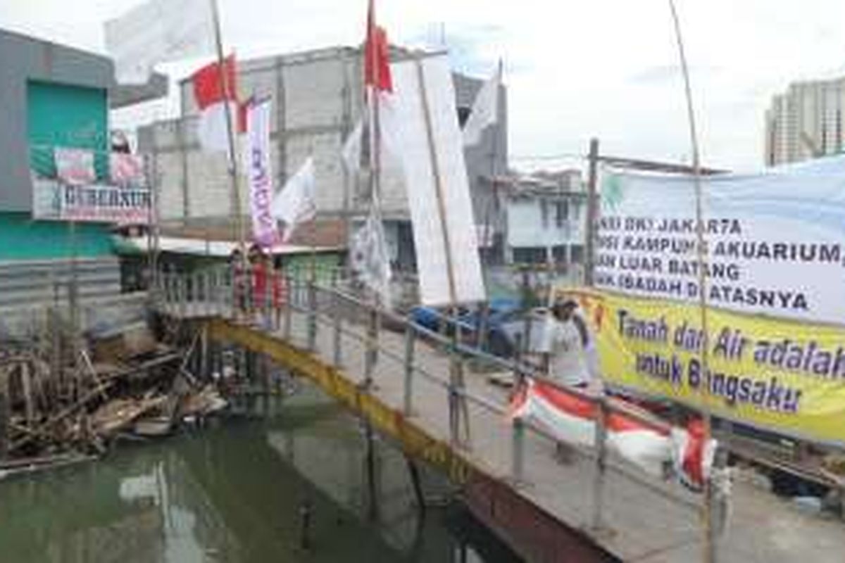 Bendera dan spanduk partai politik serta ormas masing terpasang di Pasar Ikan, Penjaringan, Jakarta Utara. Foto diambil Rabu (11/5/2016).