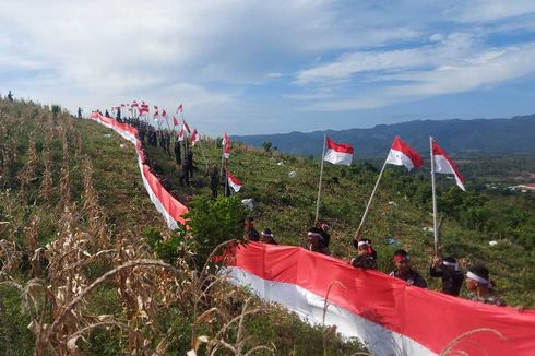 Bendera Merah Putih Sepanjang 77 Meter Berkibar di Atas Bukit