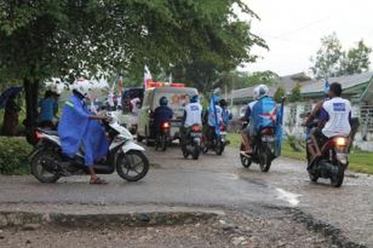 Ribuan peserta kampanye pemilu dan karnaval dari berbagai parpol basah kuyup diguyur hujan deras di Kefamenanu, Kabupaten Timor Tengah Utara, NTT, Sabtu (15/3/2014).