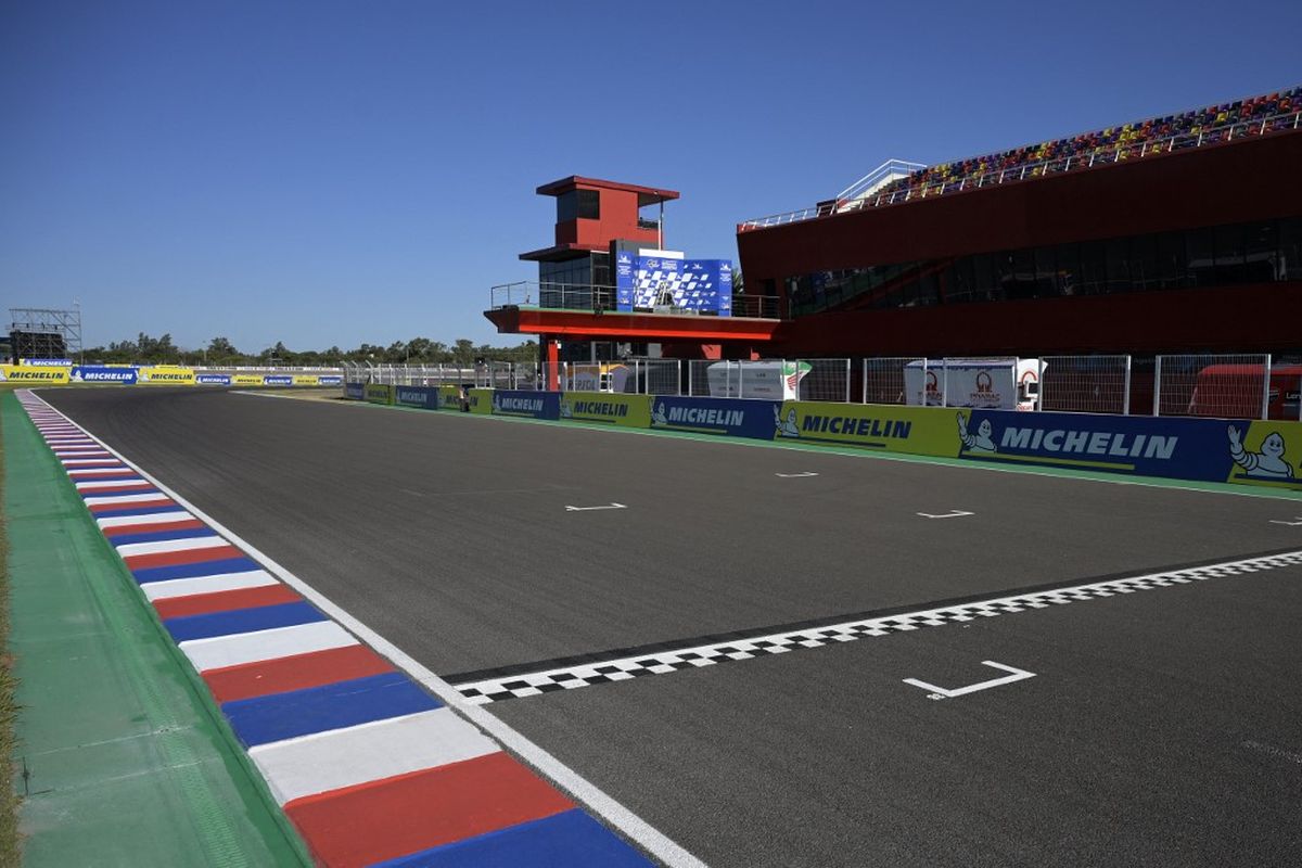 Pemandangan garis finis di trek Grand Prix Argentina di Sirkuit Termas de Rio Hondo, di Santiago del Estero, Argentina, pada 31 Maret 2022.