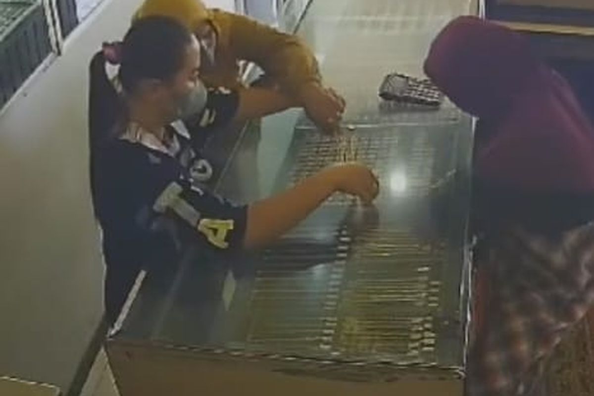 Foto: Screenshot video CCTV kedua pelaku berbaju kuning berkrudung dan berbaju ungu tidak berkrudung ketika beraksi di toko emas Kecamatan Panji, Kabupaten Situbondo, Provinsi Jawa Timur pada Kamis (5/10/2023).