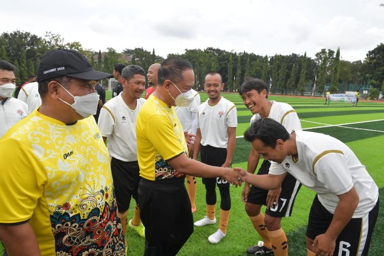 Menpora Zainudin Amali (tengah) meresmikan lapangan sepak bola sintetis Universitas Negeri Semarang (Unnes) pada Sabtu (26/2/2022).