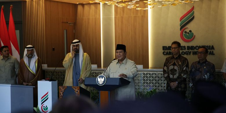 Presiden RI Prabowo Subianto bersama perwakilan resmi Pemerintah UEA, Sheikh Theyab bin Mohamed bin Zayed Al Nahyan selaku Wakil Ketua Kantor Kepresidenan UEA Bidang Pembangunan dan Syuhada meresmikan Rumah Sakit Kardiologi Emirates?Indonesia (KEI) di Solo, Jawa Tengah (Jateng), pada Rabu (19/11/2025).