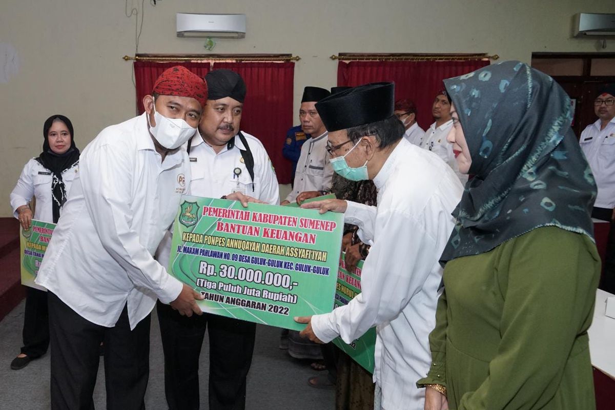Penyerahan bantuan dana hibah kepada salah satu lembaga Pondok Pesantren di Kabupaten Sumenep, Rabu (27/7/2022) 