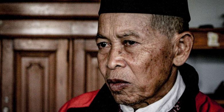 Hadjar Safudin (75) seorang guru honorer yang mengabdi 52 tahun di SD Negeri Babakan Sirna, Bandung Barat.