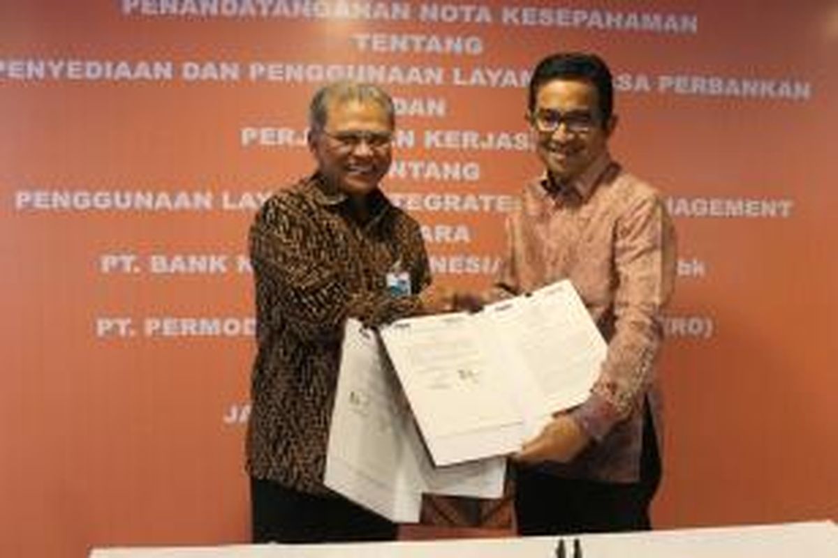 Direktur Utama PNM Parman Nataatmadja (kanan) dan Direktur Bisnis Banking 2 BNI, Sutanto (kiri) setelah menandatangani nota kesepahaman.