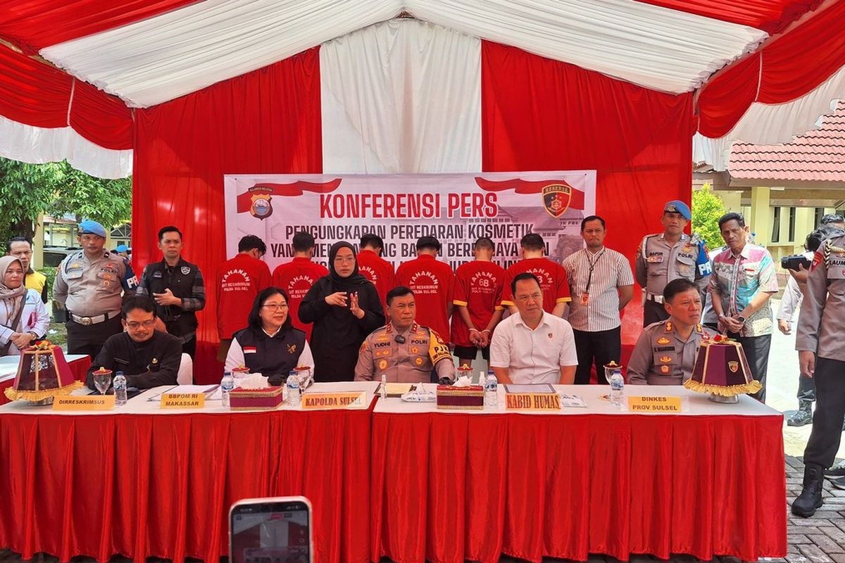 Kapolda Sulsel Irjen Pol Yudhiawan Wibisono saat menggelar konferensi pers terkait pengungkapan 6 produk kosmetik yang diduga mengandung bahan berbahaya merkuri di Kapolda Sulsel, Jalan Perintis Kemerdekaan, Kota Makassar, Sulsel, Jumat (8/11/2024).