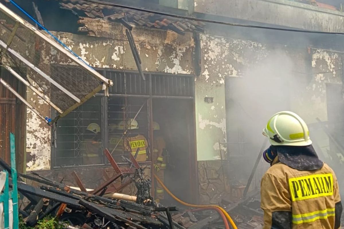 Musibah kebakaran yang terjadi di Jalan Mahoni, Gang Siwalan, Kelurahan Bungur, Jakarta Pusat, Senin (6/5/2023). Belum diketahui apa penyebab dari kebakaran tersebut.